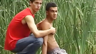 Passionate twinks make out alfresco